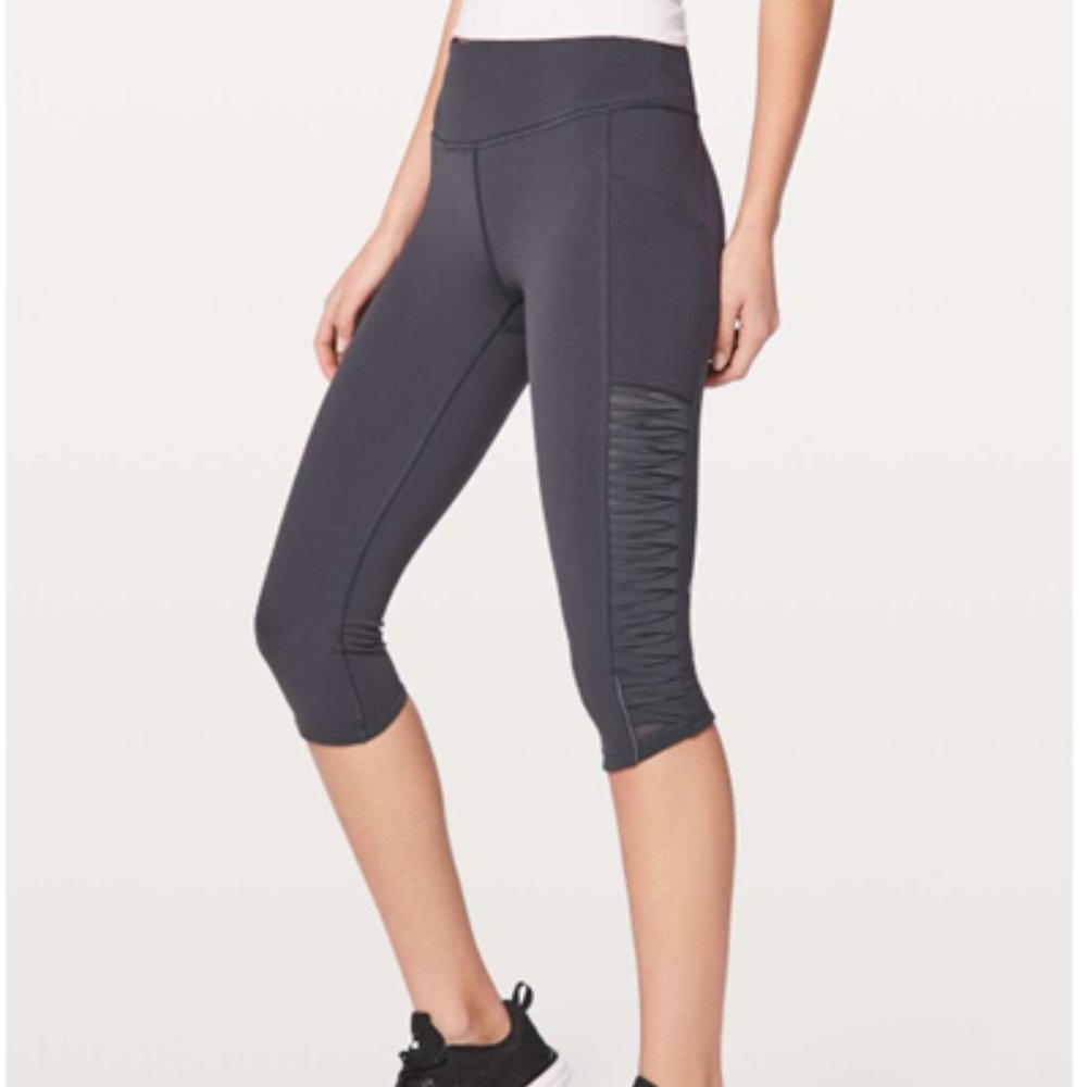 Lululemon Sharp Turns Crop 17" in Blue Tied Size 6